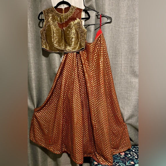 Extremely beautiful full hand work of pearls and dabka lengha choli - Picture 4 of 7